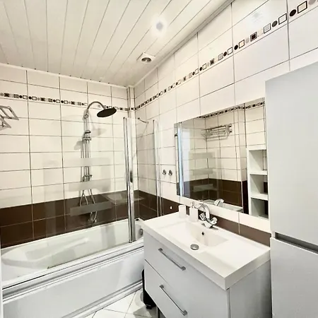 Escale - 4 Personnes Proche Arena Апартаменты *